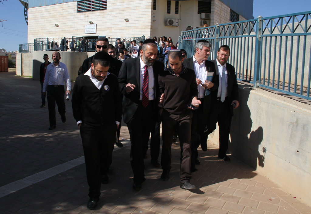 אריה דרעי בסיור בבירת הנגב: תלמידים וסוכריות בשוק