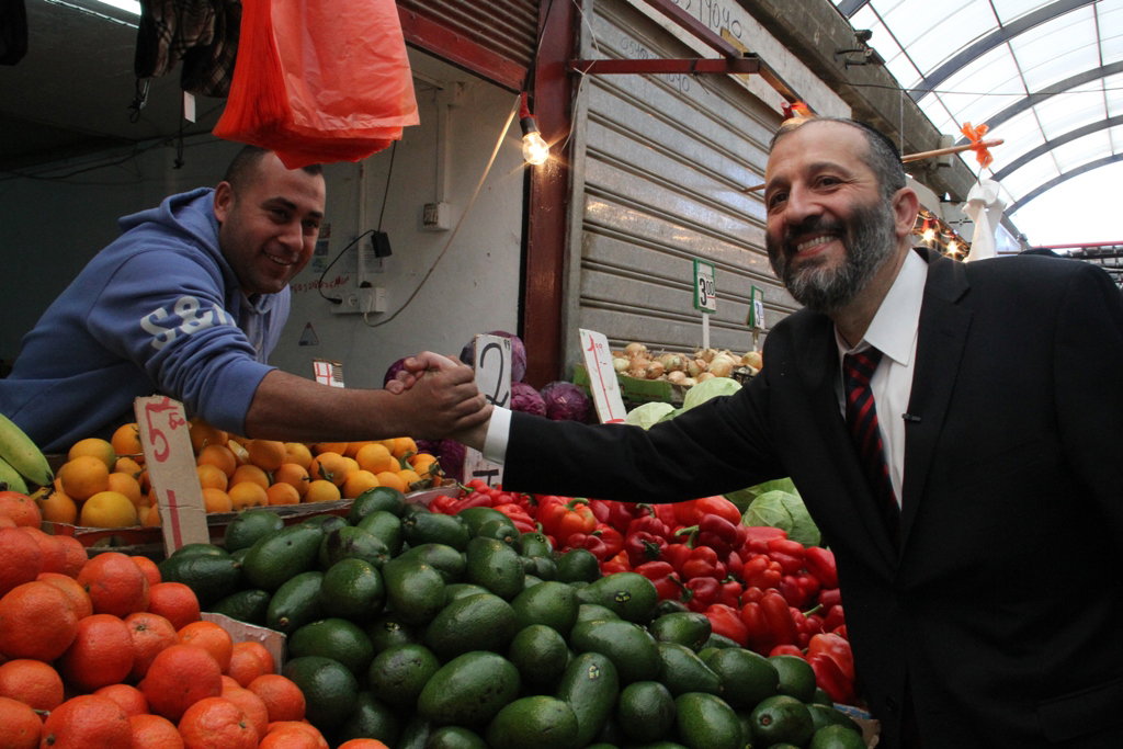 אריה דרעי בסיור בבירת הנגב: תלמידים וסוכריות בשוק