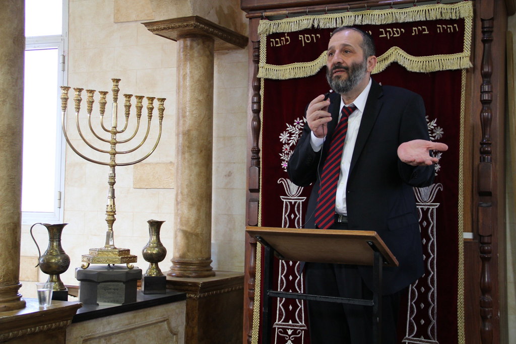 אריה דרעי בסיור בבירת הנגב: תלמידים וסוכריות בשוק