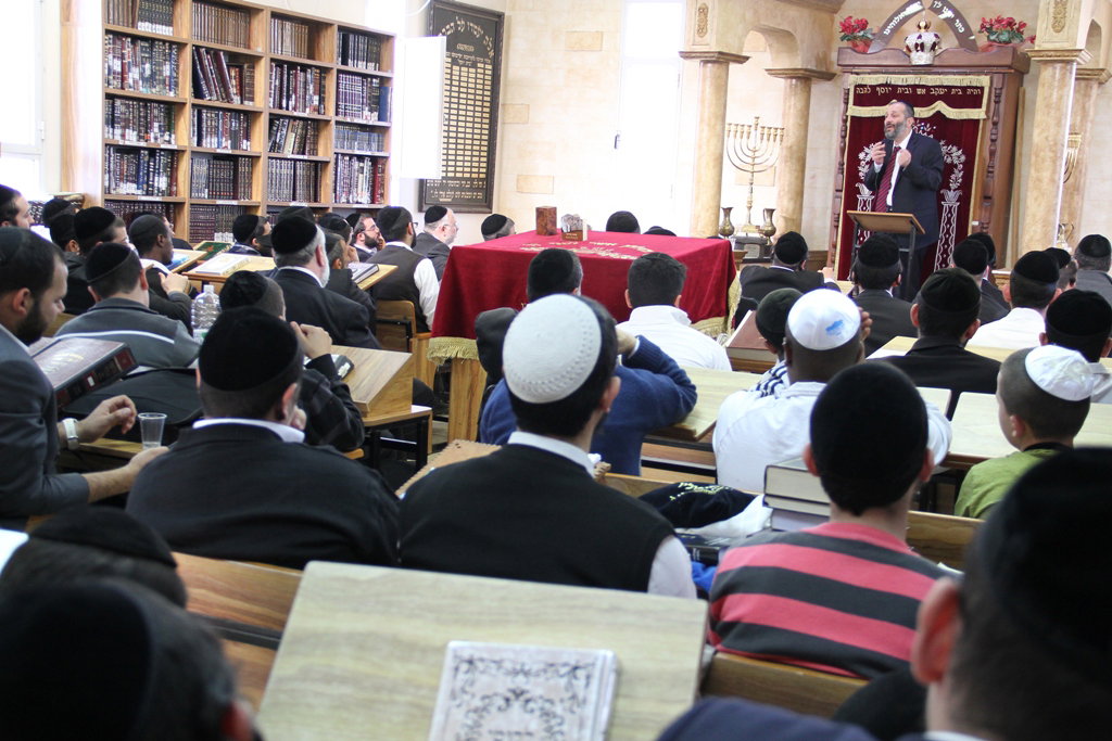 אריה דרעי בסיור בבירת הנגב: תלמידים וסוכריות בשוק