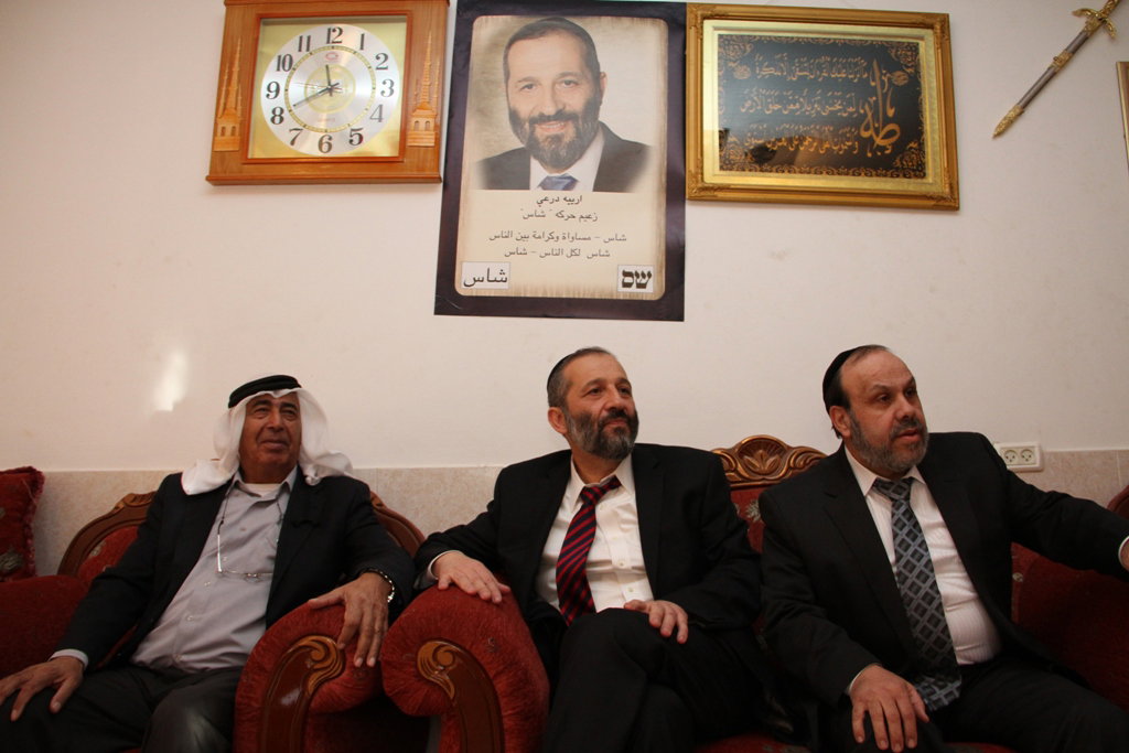 אריה דרעי בסיור בבירת הנגב: תלמידים וסוכריות בשוק