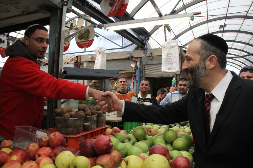 אריה דרעי בסיור בבירת הנגב: תלמידים וסוכריות בשוק