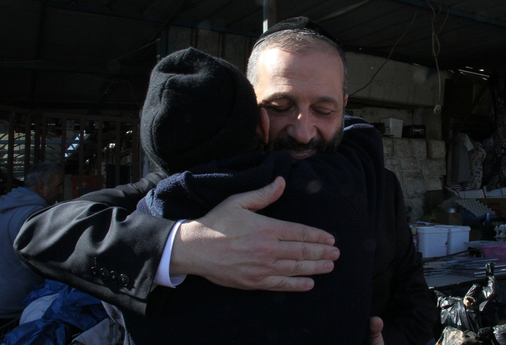 אריה דרעי בסיור בבירת הנגב: תלמידים וסוכריות בשוק