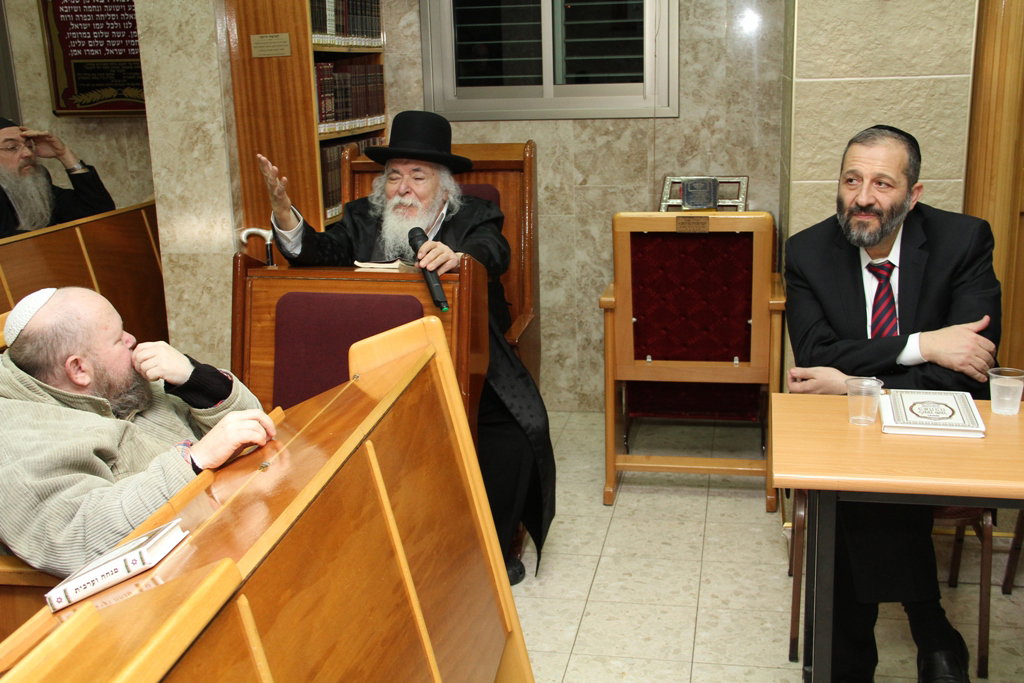 אריה דרעי בסיור בבירת הנגב: תלמידים וסוכריות בשוק