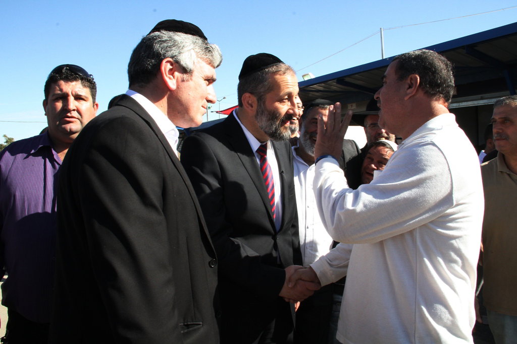 אריה דרעי בסיור בבירת הנגב: תלמידים וסוכריות בשוק