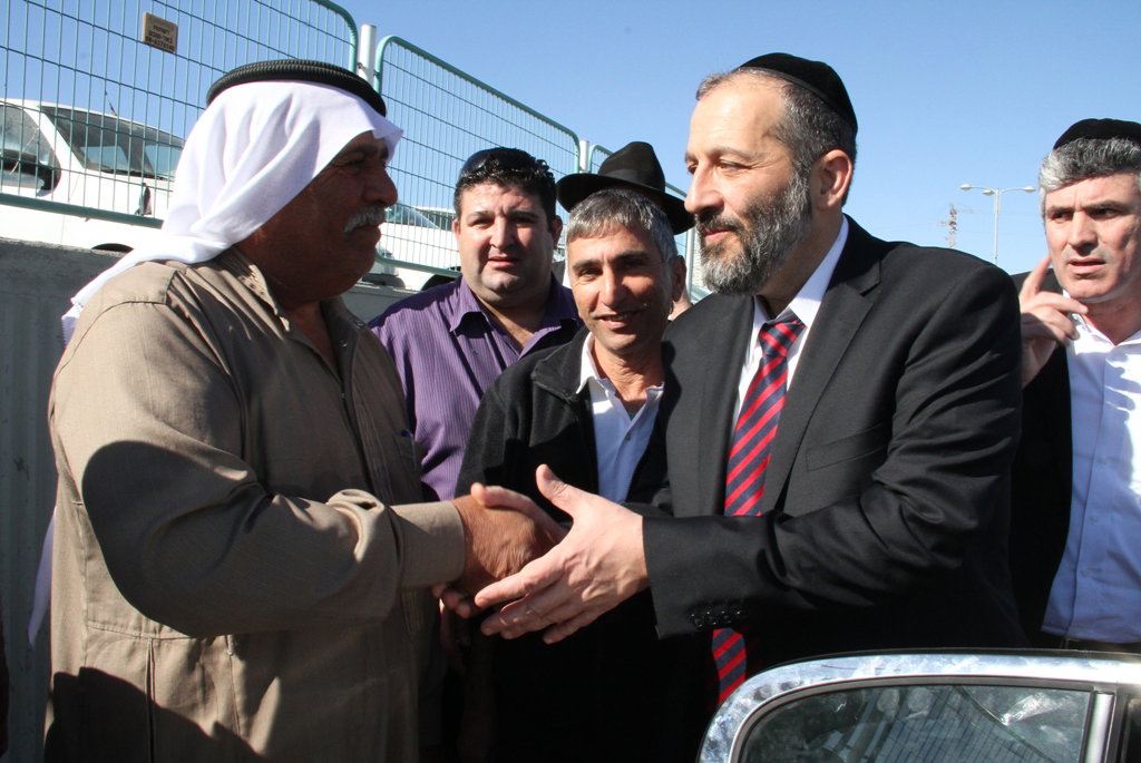 אריה דרעי בסיור בבירת הנגב: תלמידים וסוכריות בשוק