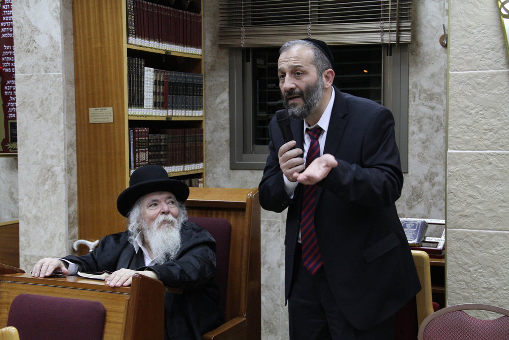 אריה דרעי בסיור בבירת הנגב: תלמידים וסוכריות בשוק