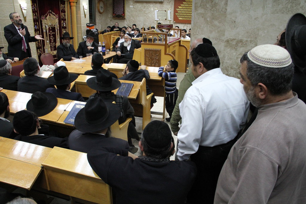 אריה דרעי בסיור בבירת הנגב: תלמידים וסוכריות בשוק