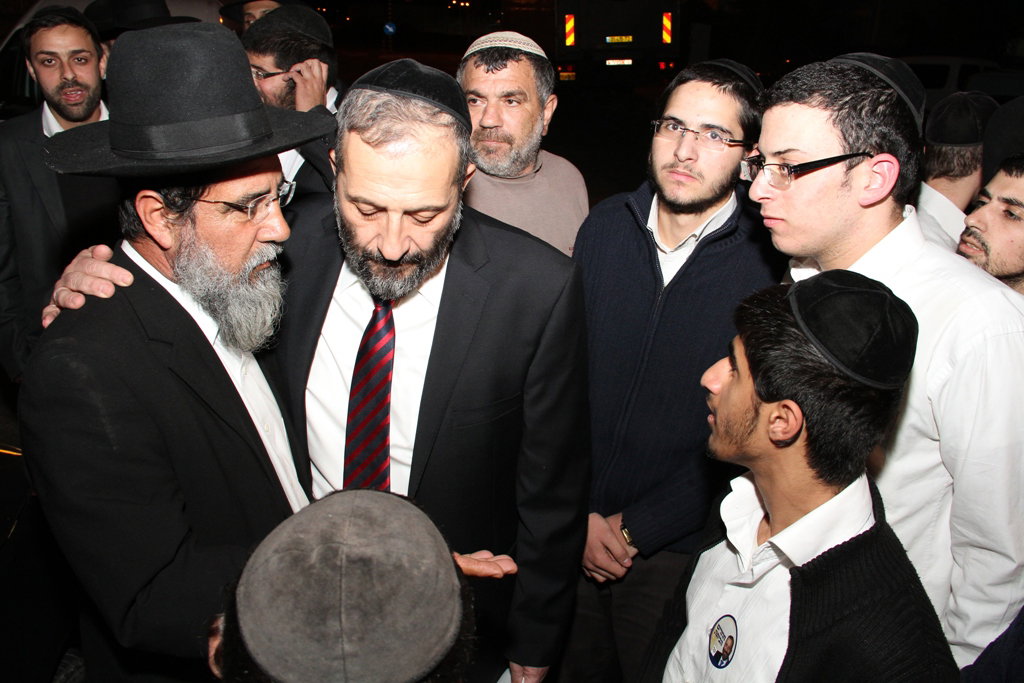 אריה דרעי בסיור בבירת הנגב: תלמידים וסוכריות בשוק