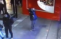 הלוחמים מתחבאים בתוך הקניון בשקט ומחכים לצעיר החשוד שיופיע | צפו