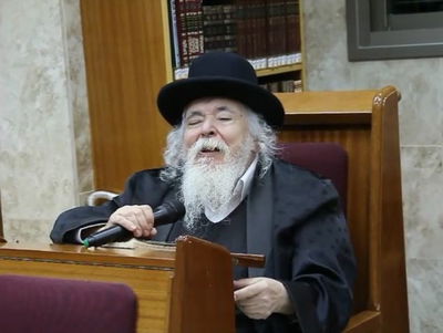 זקן המקובלים בבכי: "אני מפחד, הם משחקים באש"