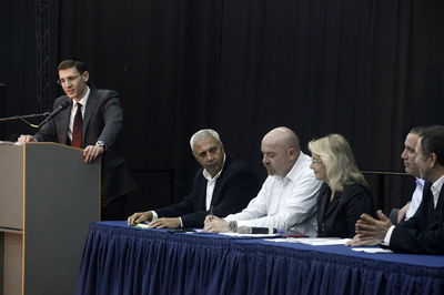 יש שיתוף פעולה. הפאנל והמנחה עו"ד אבי בלום