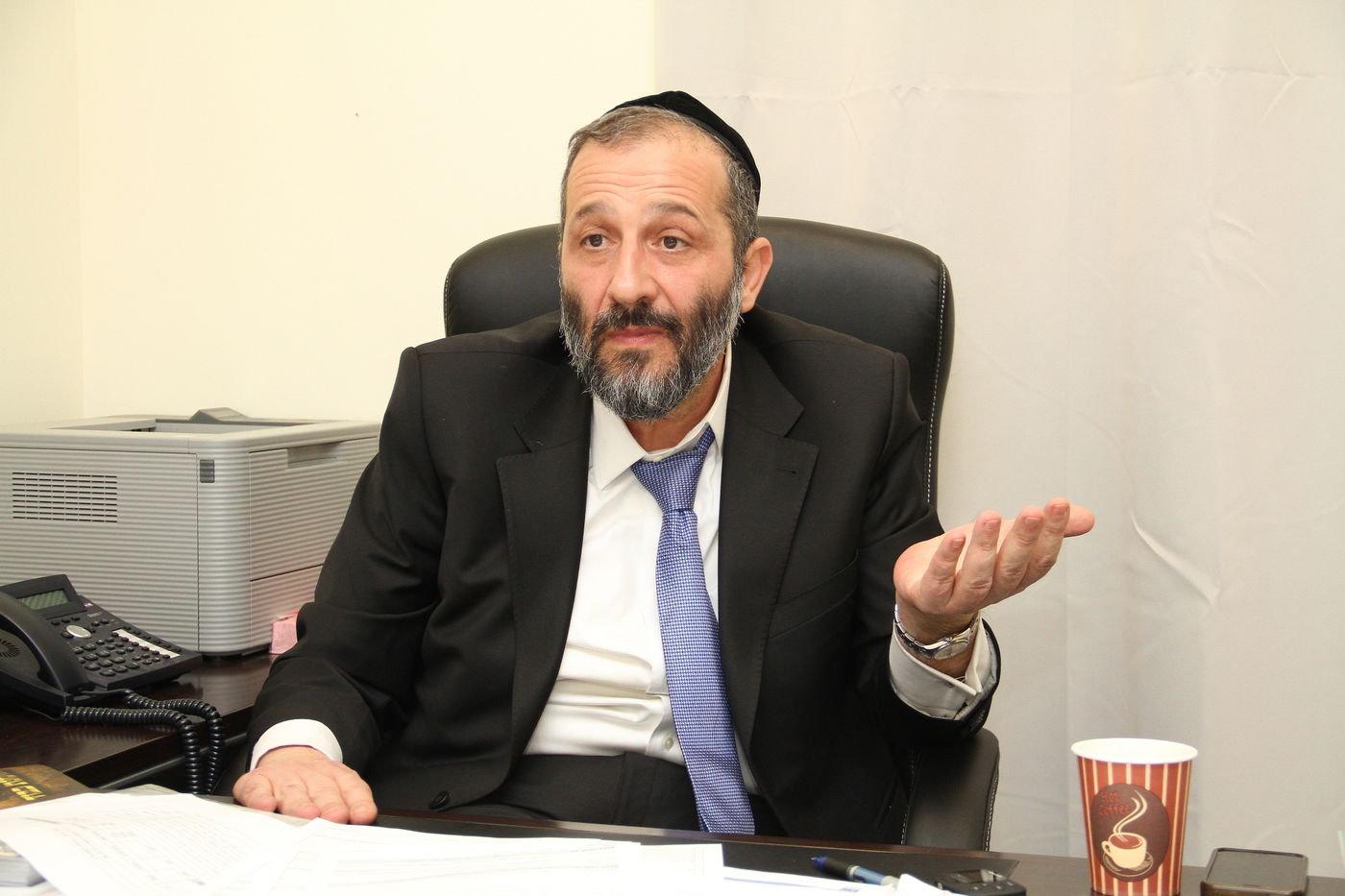 "גם הפעילים של בנט נשמעים לרב עובדיה"