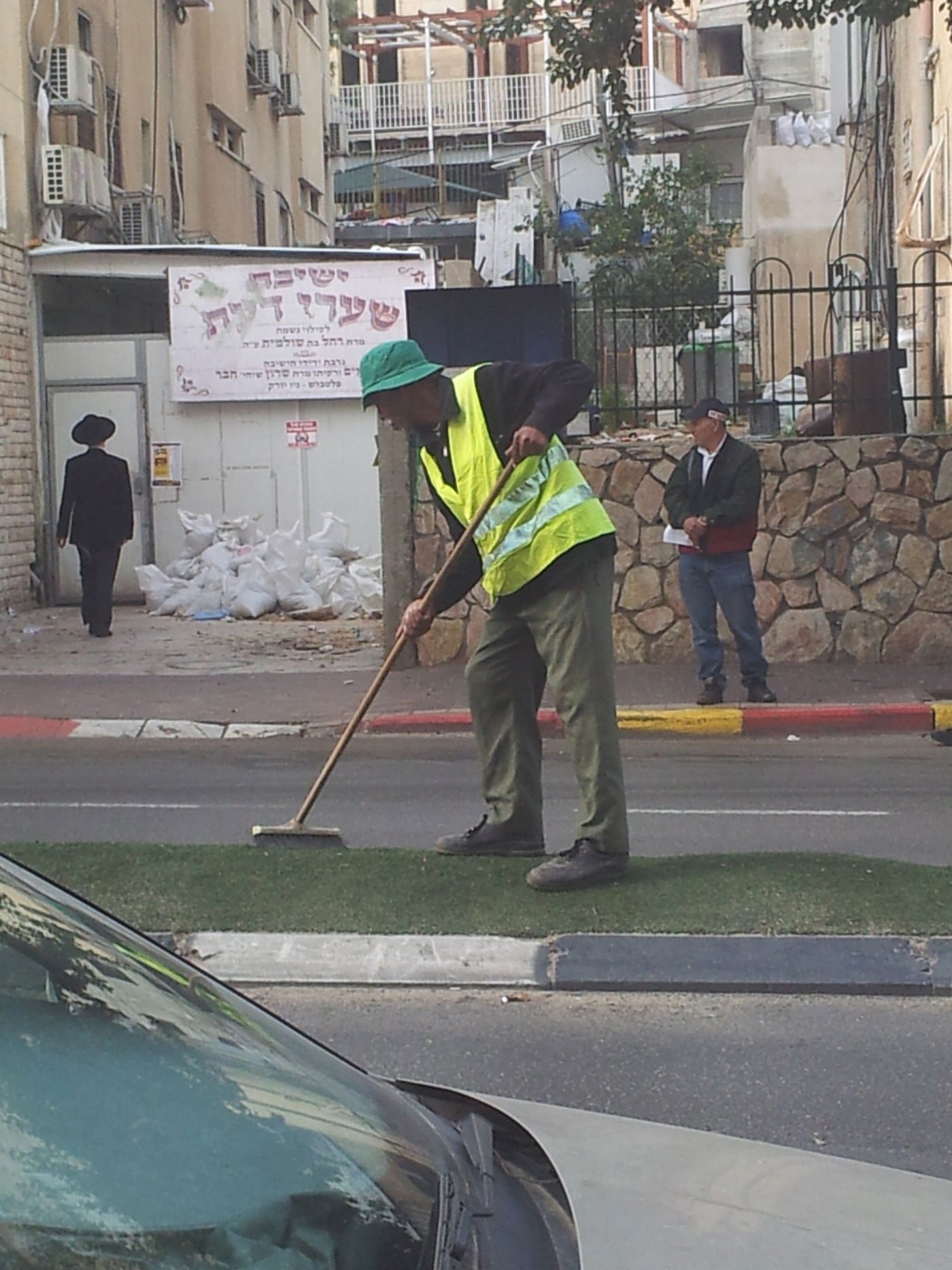 לקראת ההלוויה: עובדי העירייה בניקיון ברחובות