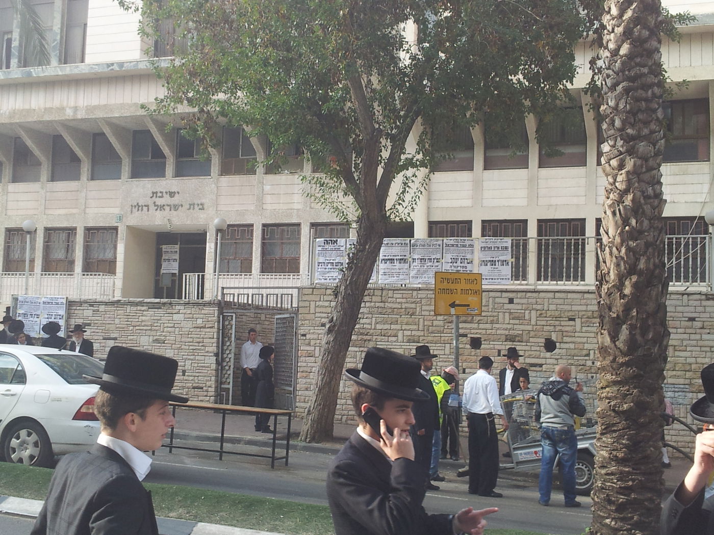 לקראת ההלוויה: עובדי העירייה בניקיון ברחובות