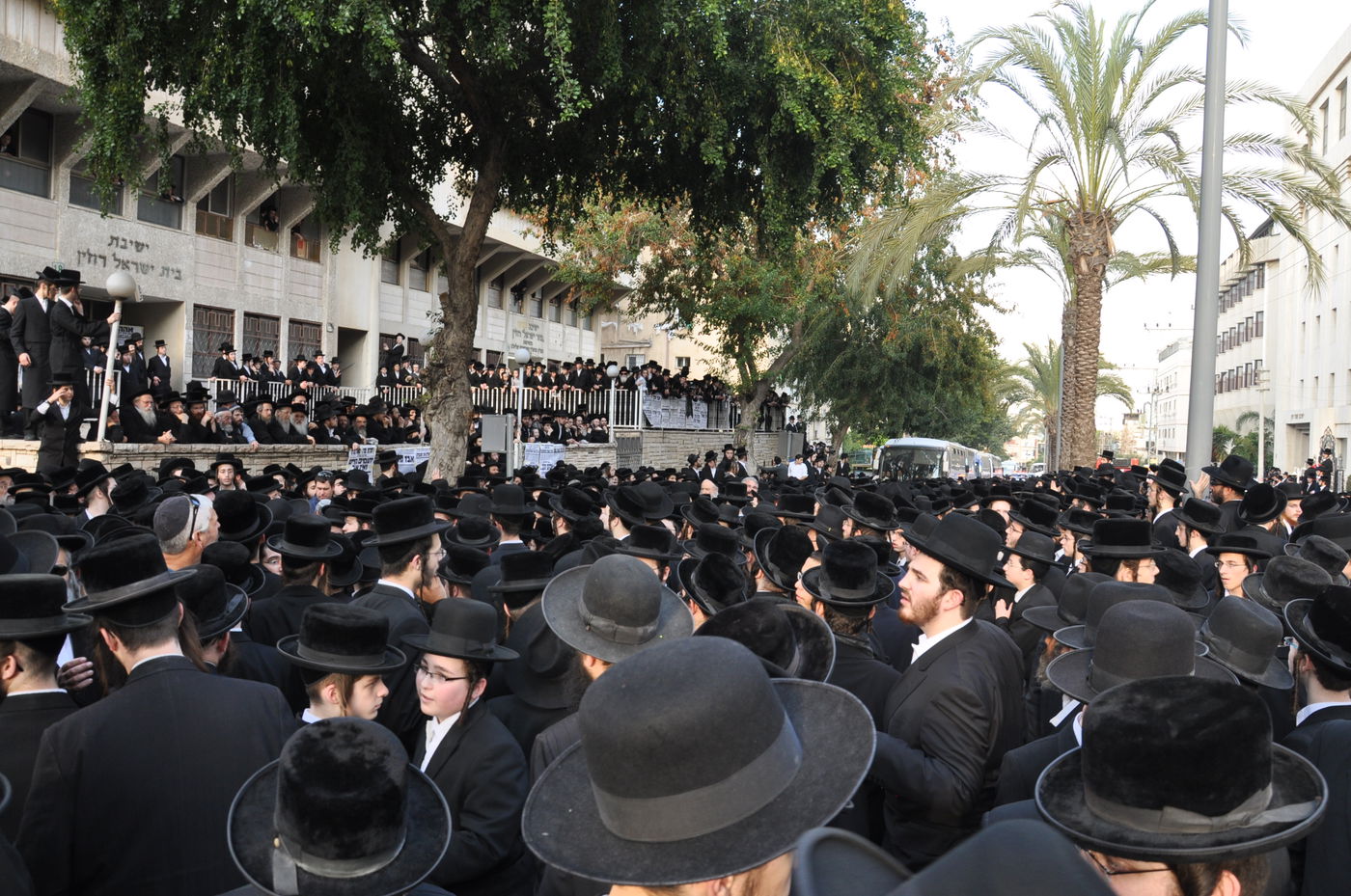רבבות במסע ההלוויה של כ"ק האדמו"ר מסדיגורא