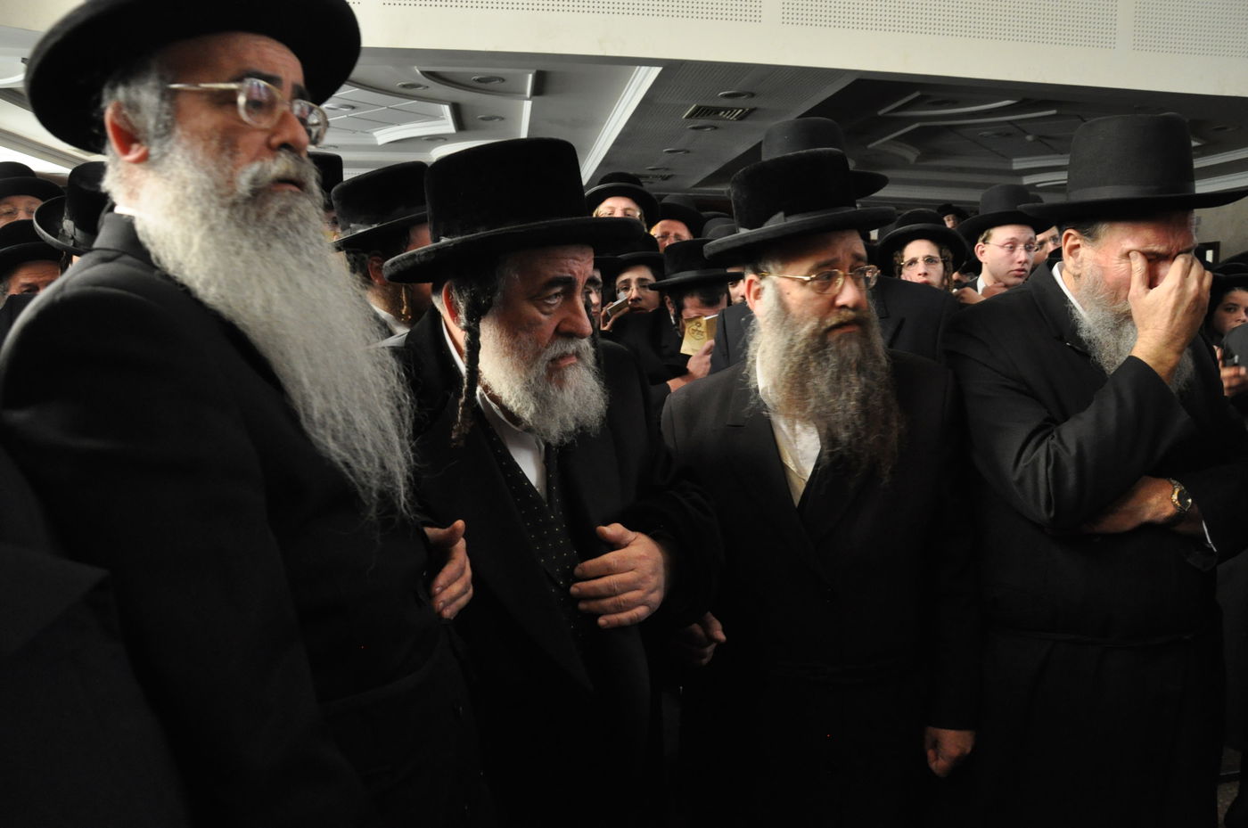 רבבות במסע ההלוויה של כ"ק האדמו"ר מסדיגורא