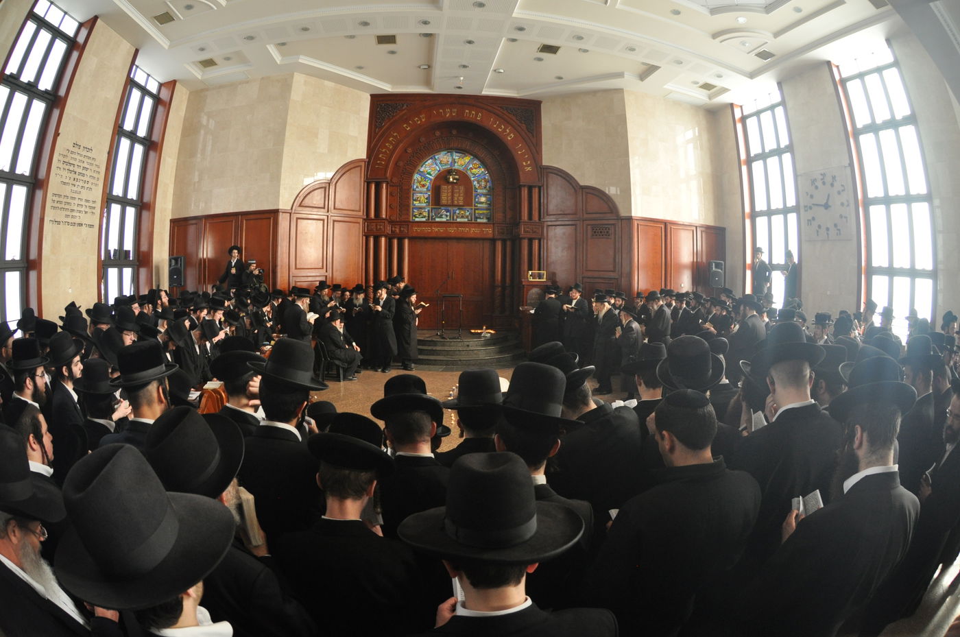 רבבות במסע ההלוויה של כ"ק האדמו"ר מסדיגורא