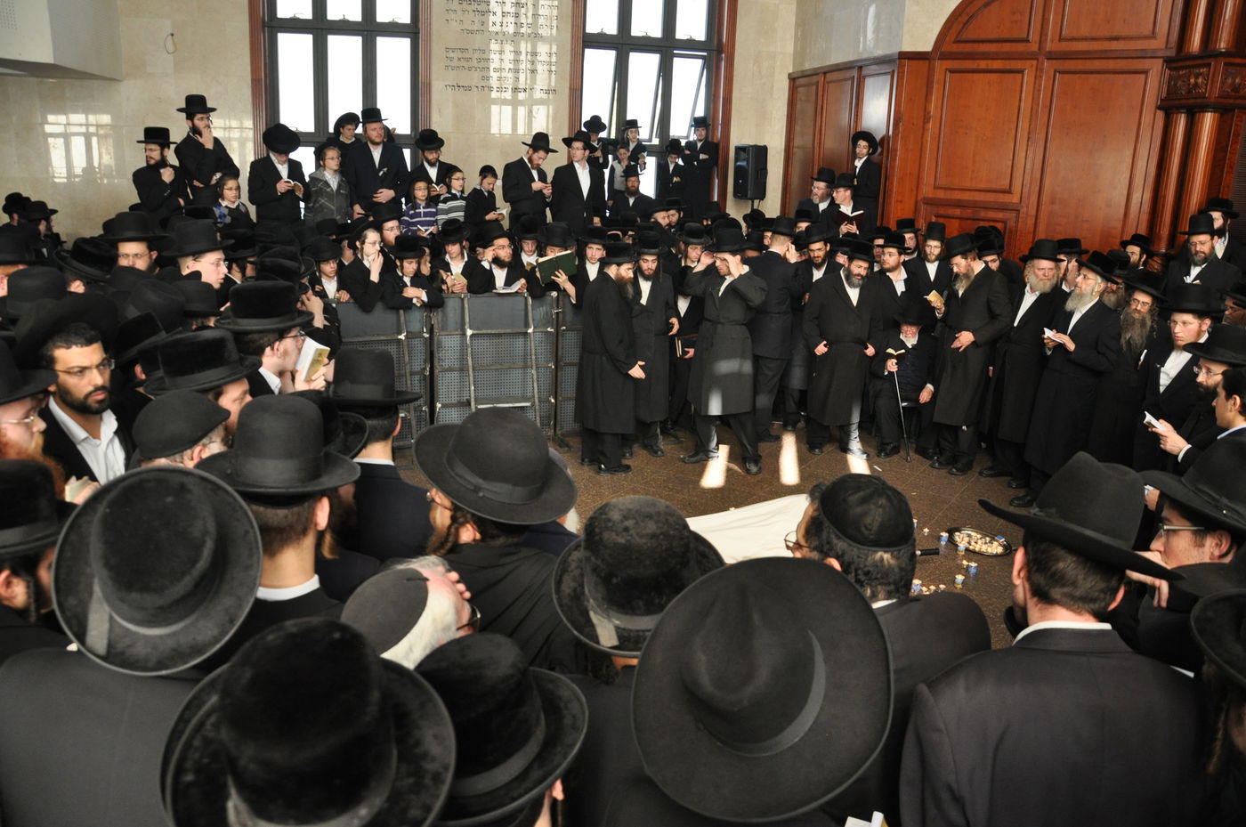 רבבות במסע ההלוויה של כ"ק האדמו"ר מסדיגורא