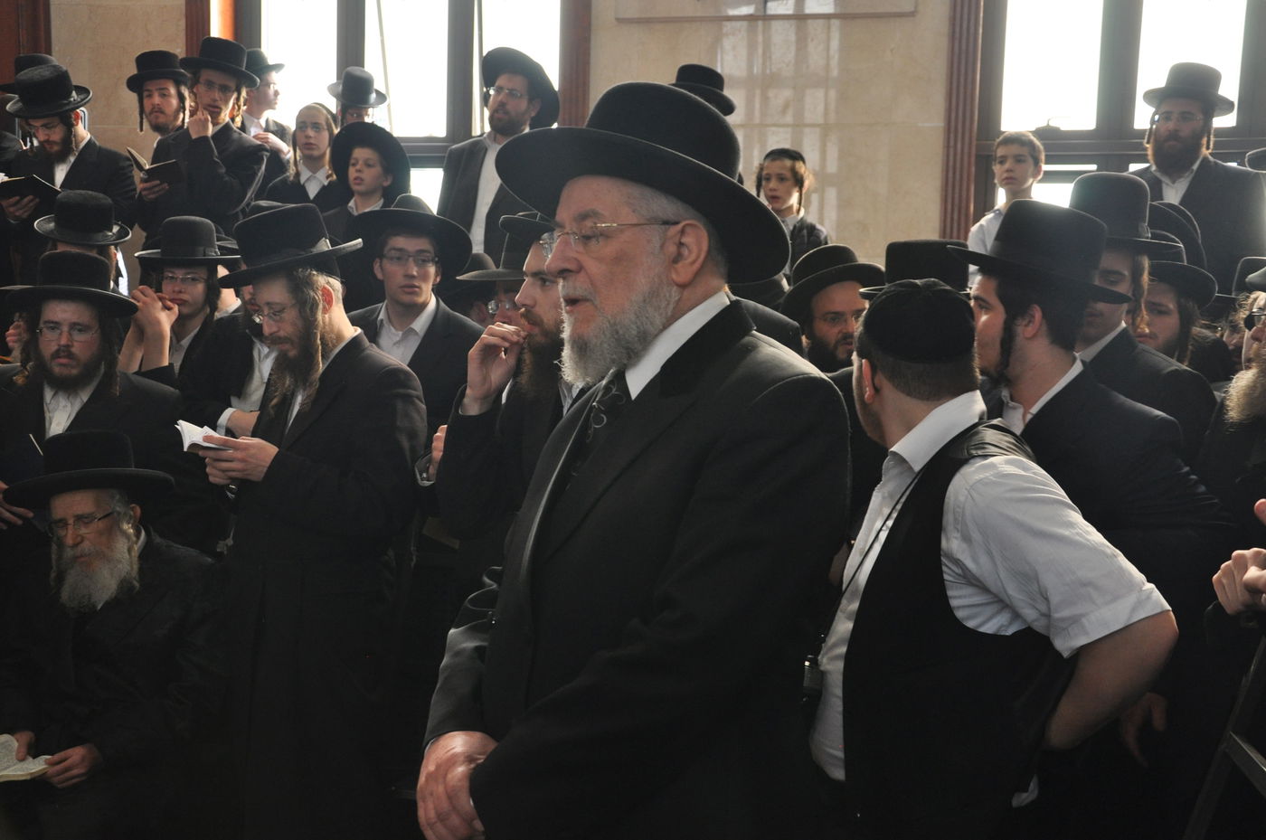 רבבות במסע ההלוויה של כ"ק האדמו"ר מסדיגורא