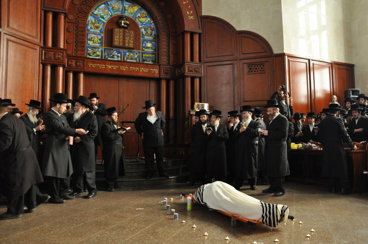 רבבות במסע ההלוויה של כ"ק האדמו"ר מסדיגורא