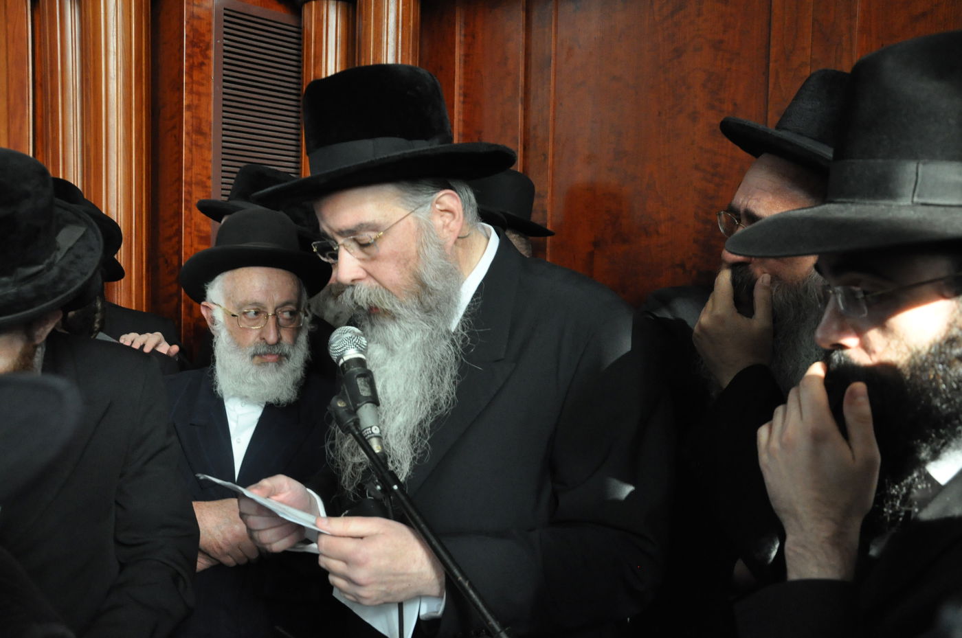 רבבות במסע ההלוויה של כ"ק האדמו"ר מסדיגורא