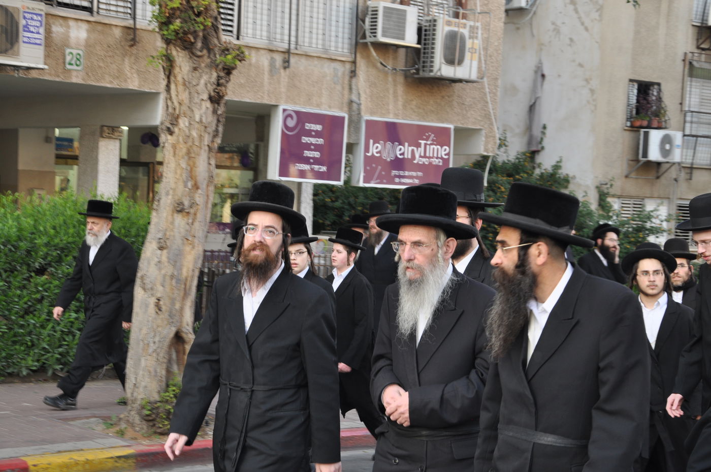 רבבות במסע ההלוויה של כ"ק האדמו"ר מסדיגורא