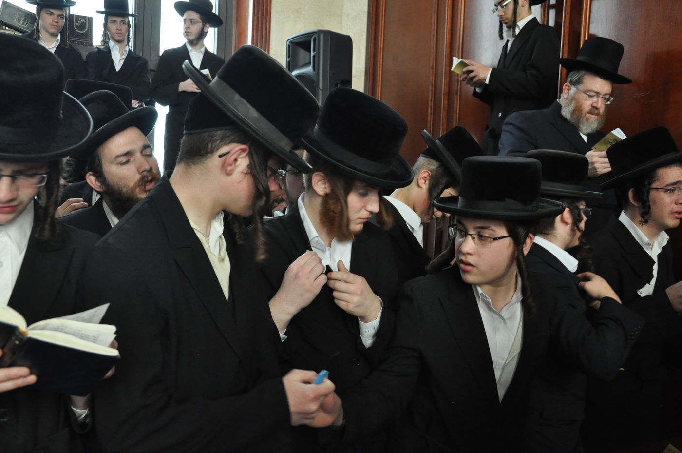 רבבות במסע ההלוויה של כ"ק האדמו"ר מסדיגורא