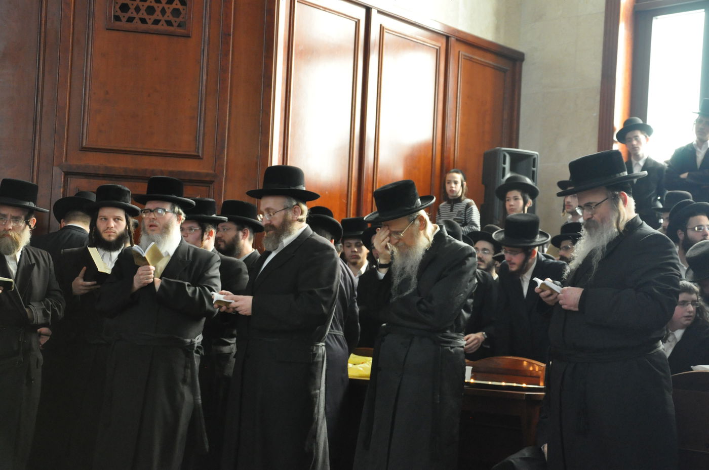 רבבות במסע ההלוויה של כ"ק האדמו"ר מסדיגורא