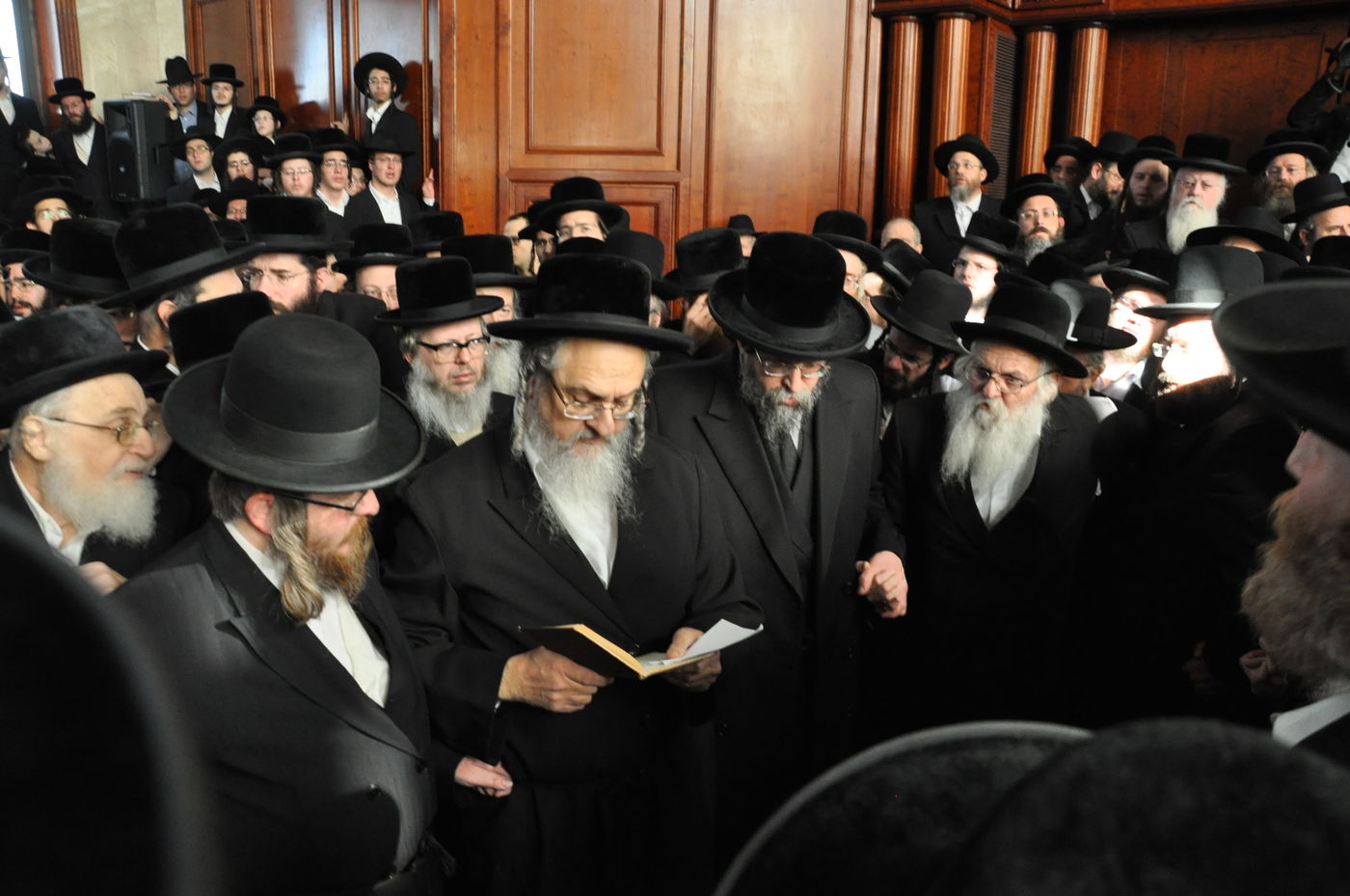 רבבות במסע ההלוויה של כ"ק האדמו"ר מסדיגורא