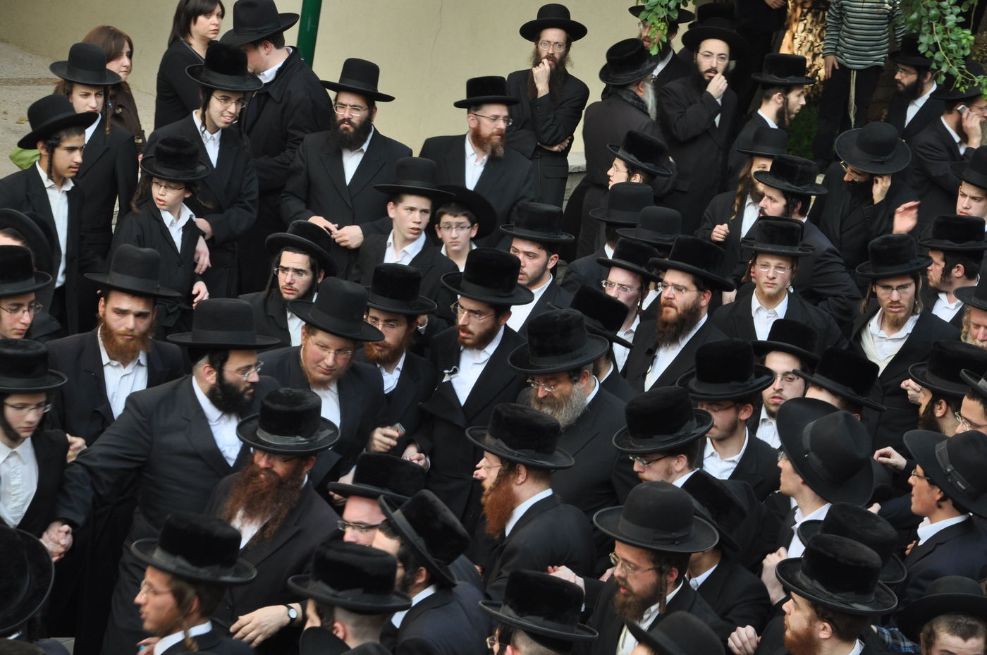 רבבות במסע ההלוויה של כ"ק האדמו"ר מסדיגורא