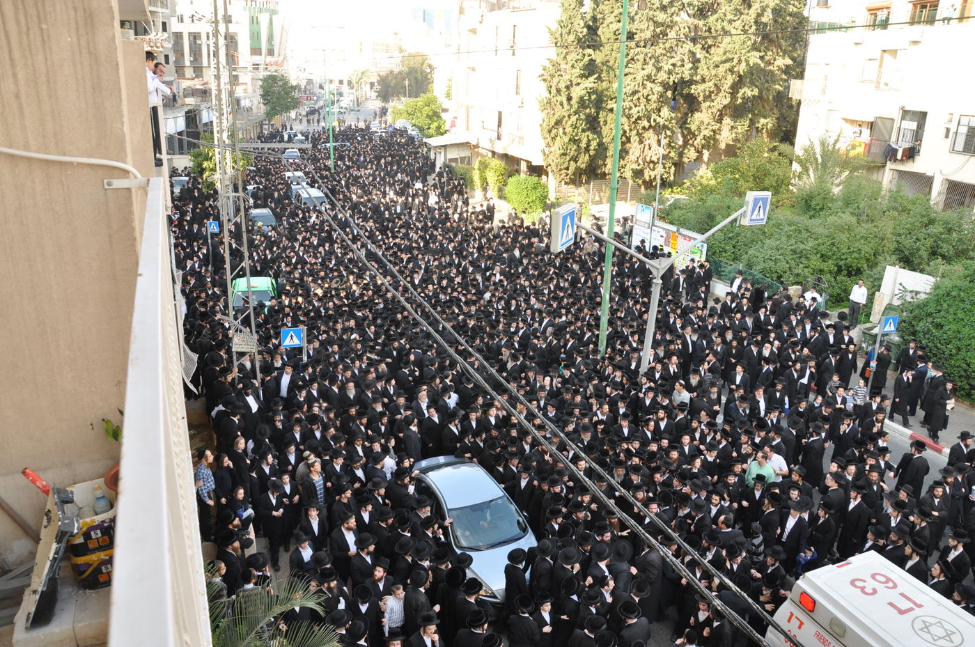 רבבות במסע ההלוויה של כ"ק האדמו"ר מסדיגורא