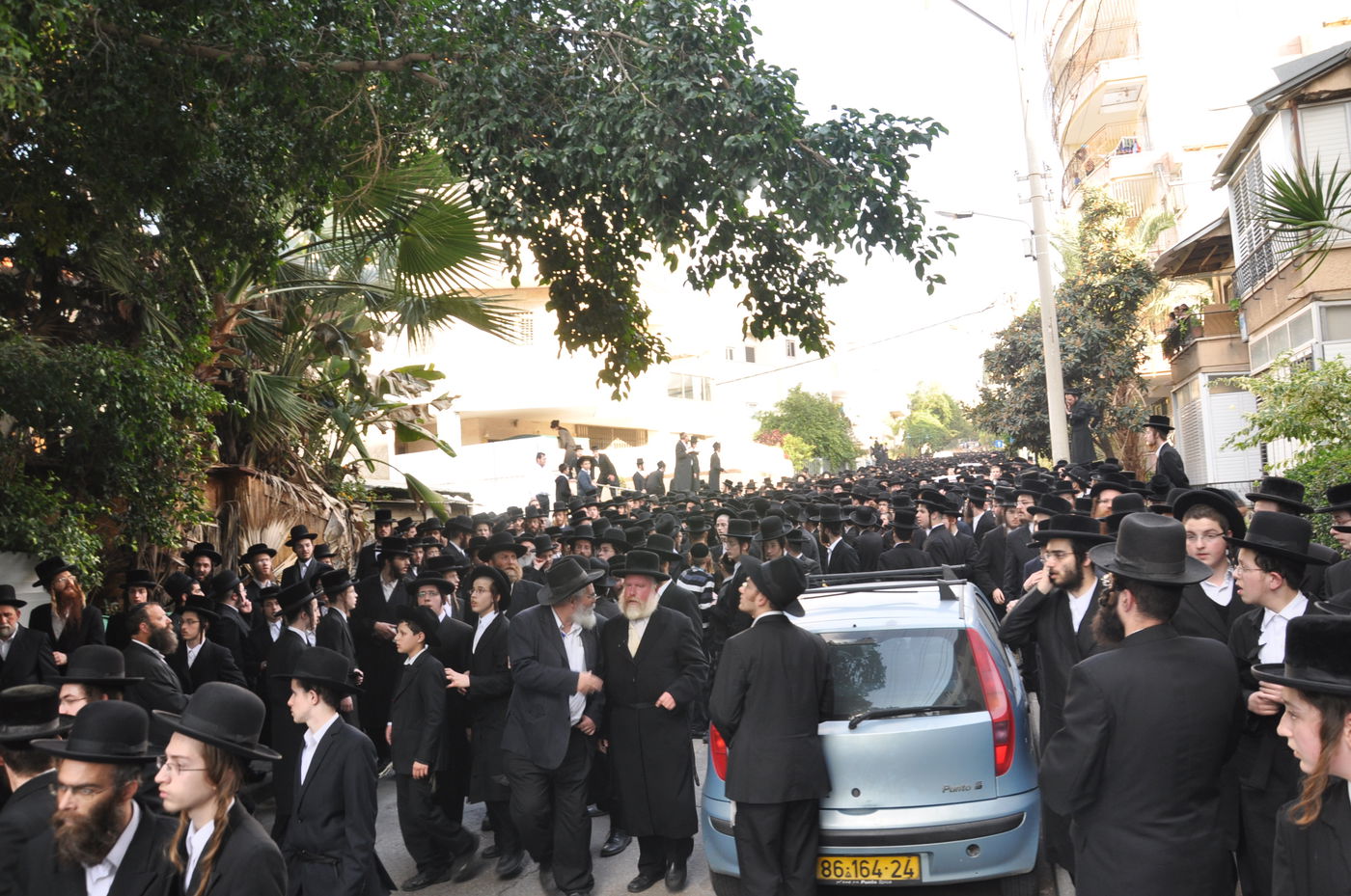 רבבות במסע ההלוויה של כ"ק האדמו"ר מסדיגורא