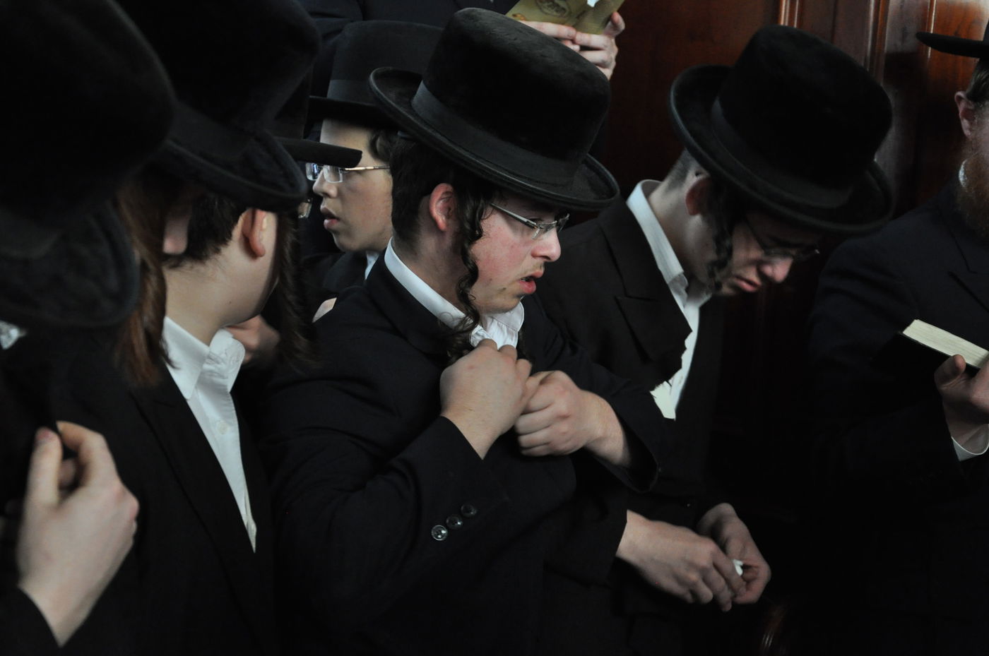 רבבות במסע ההלוויה של כ"ק האדמו"ר מסדיגורא