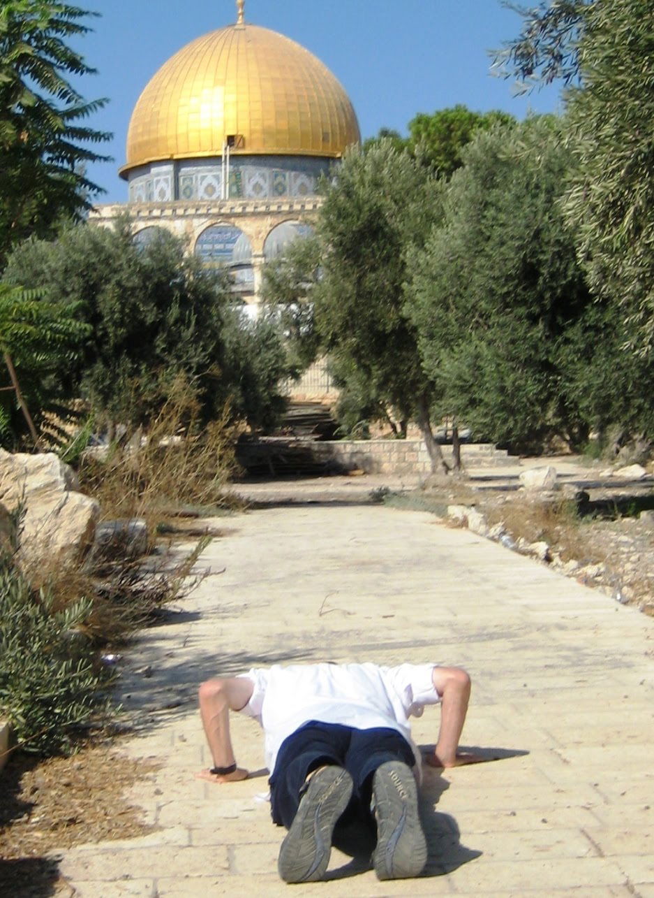 פייגלין משתחווה בהר הבית.