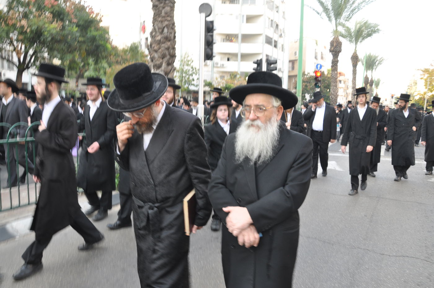 רבבות במסע ההלוויה של כ"ק האדמו"ר מסדיגורא