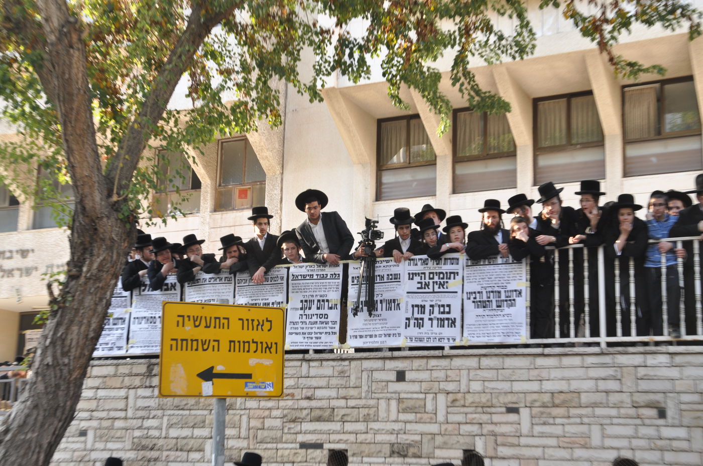 רבבות במסע ההלוויה של כ"ק האדמו"ר מסדיגורא