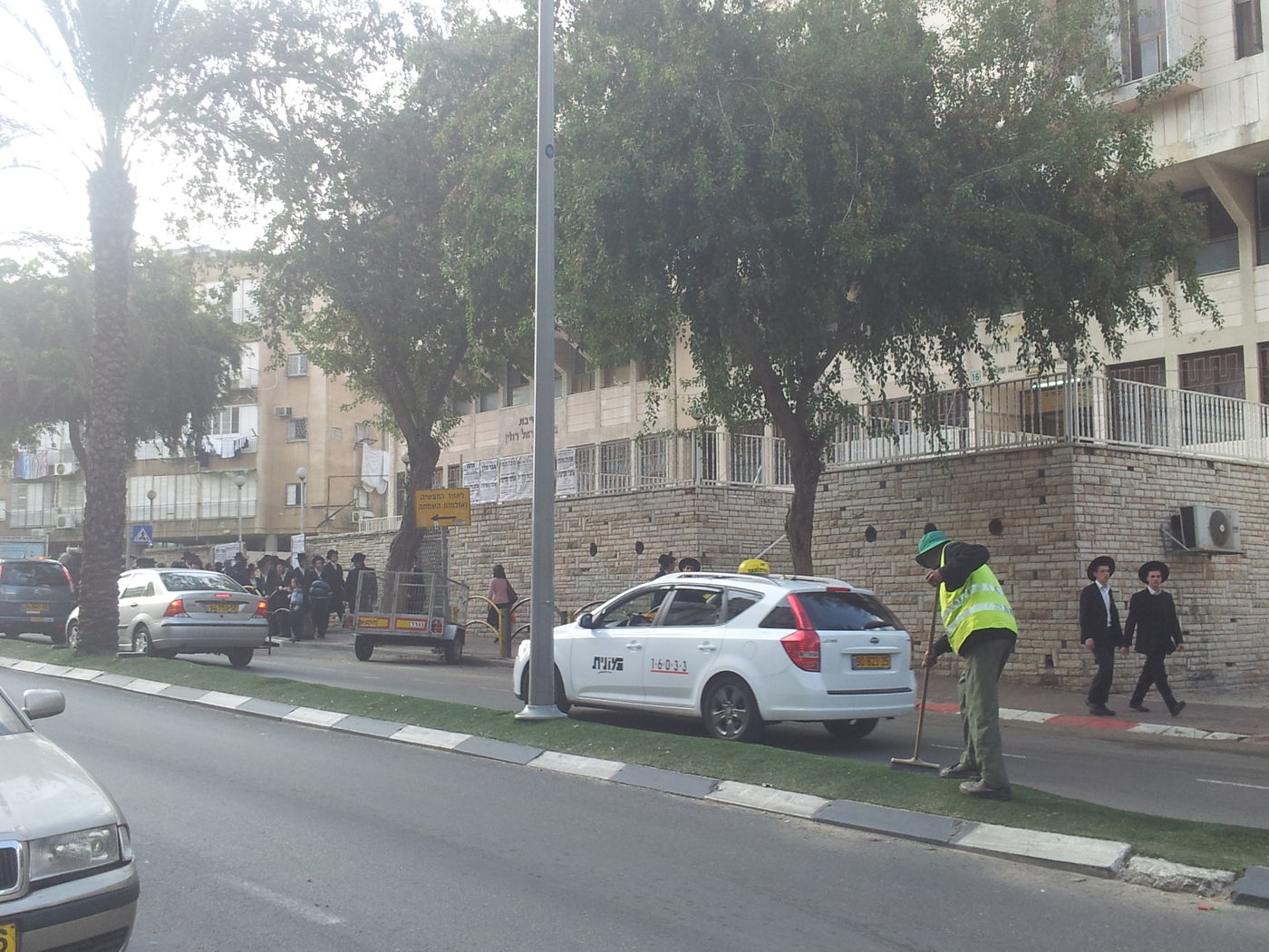 לקראת ההלוויה: עובדי העירייה בניקיון ברחובות