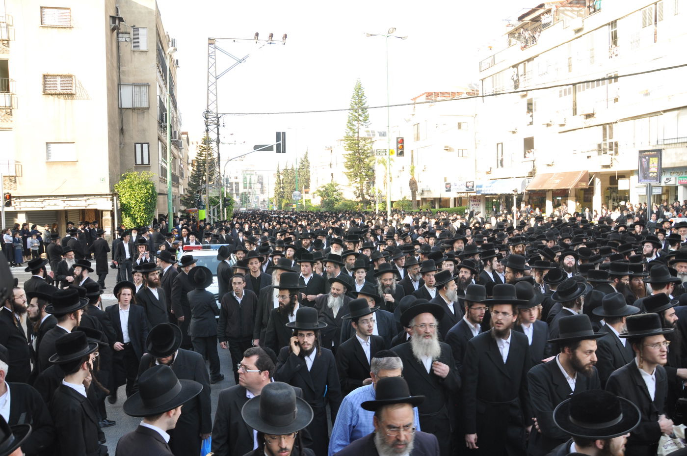 רבבות במסע ההלוויה של כ"ק האדמו"ר מסדיגורא