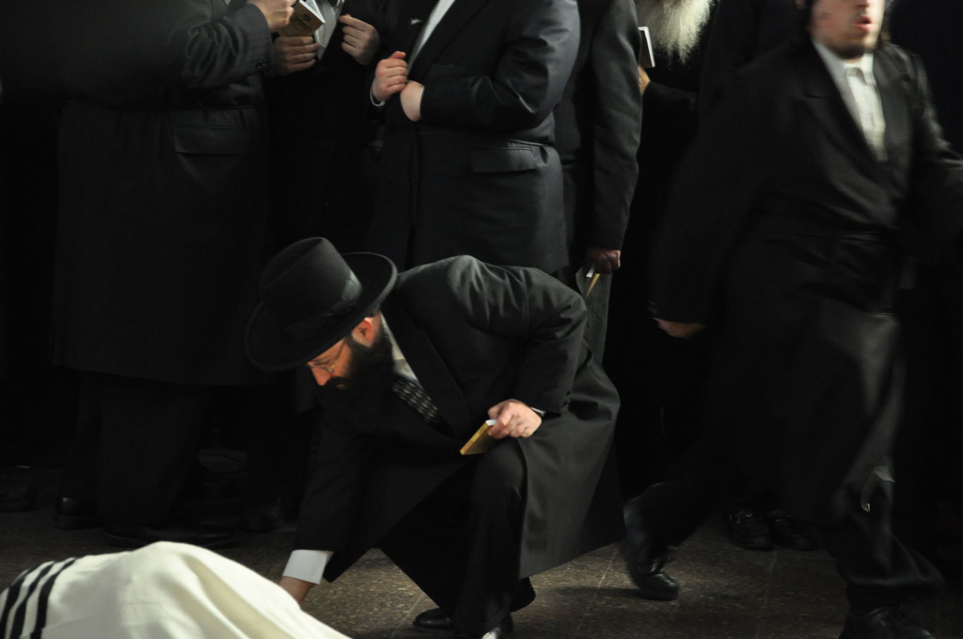 רבבות במסע ההלוויה של כ"ק האדמו"ר מסדיגורא