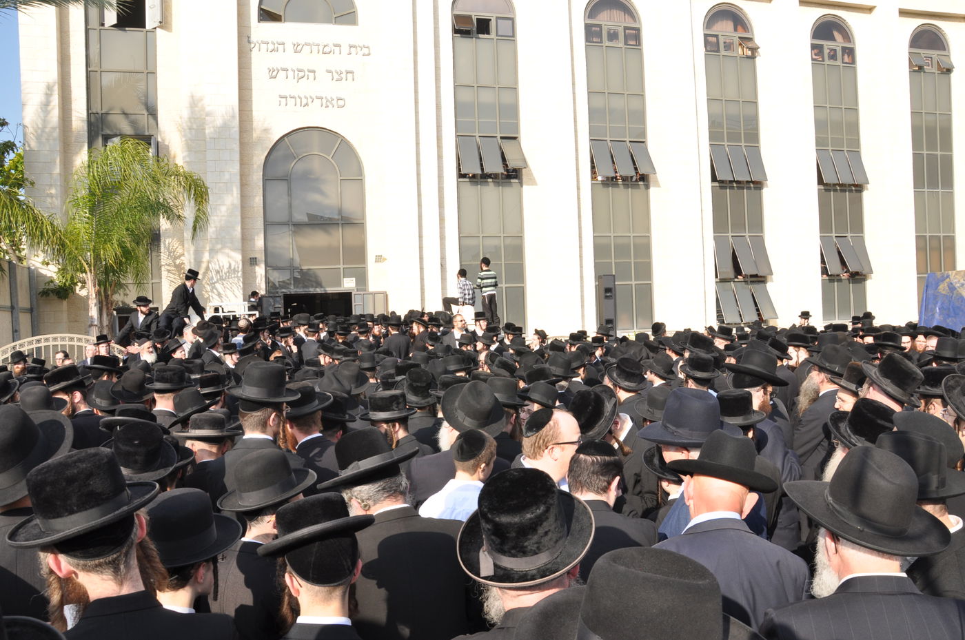 רבבות במסע ההלוויה של כ"ק האדמו"ר מסדיגורא