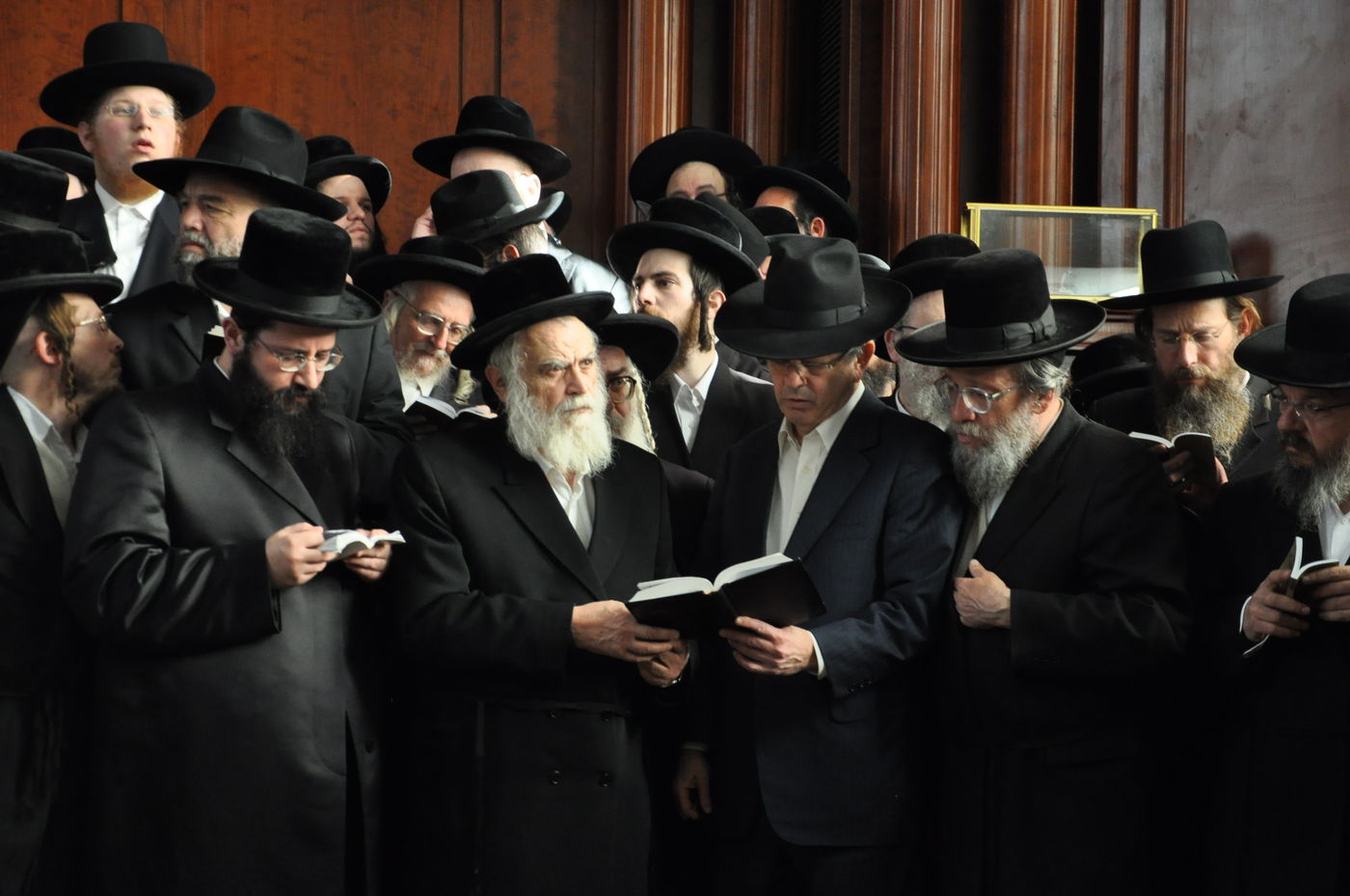 רבבות במסע ההלוויה של כ"ק האדמו"ר מסדיגורא