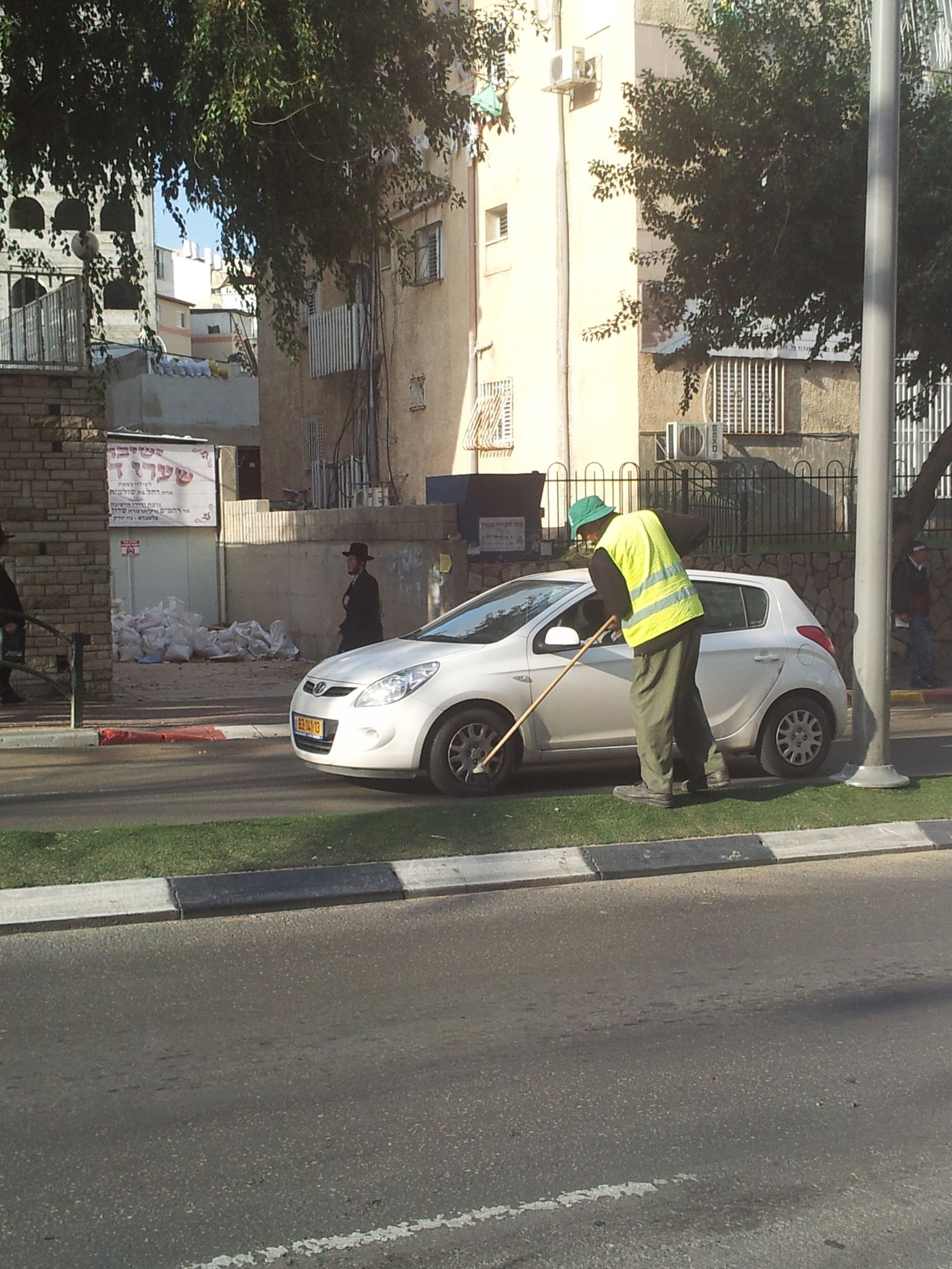 לקראת ההלוויה: עובדי העירייה בניקיון ברחובות