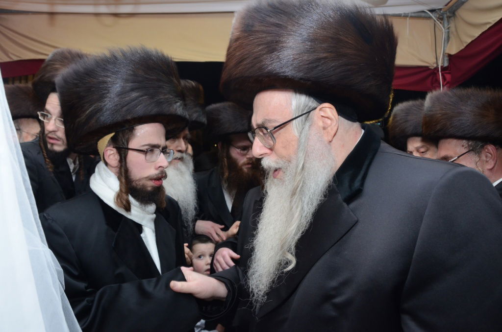 אלפים בשמחת נישואי נכדו הבכור של האדמו"ר מצאנז