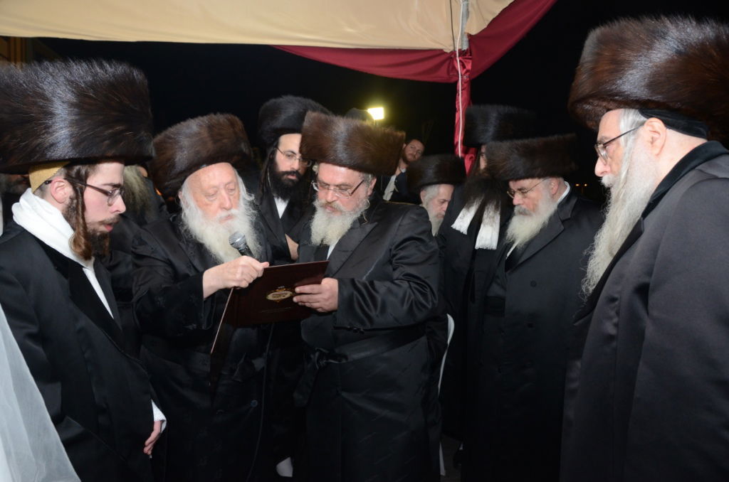 אלפים בשמחת נישואי נכדו הבכור של האדמו"ר מצאנז