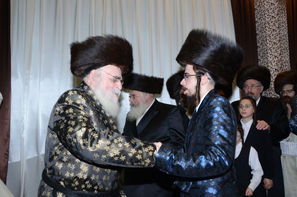 אלפים בשמחת נישואי נכדו הבכור של האדמו"ר מצאנז