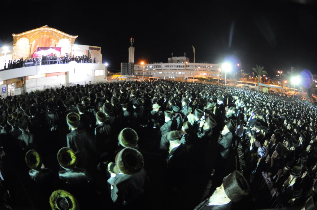 אלפים בשמחת נישואי נכדו הבכור של האדמו"ר מצאנז