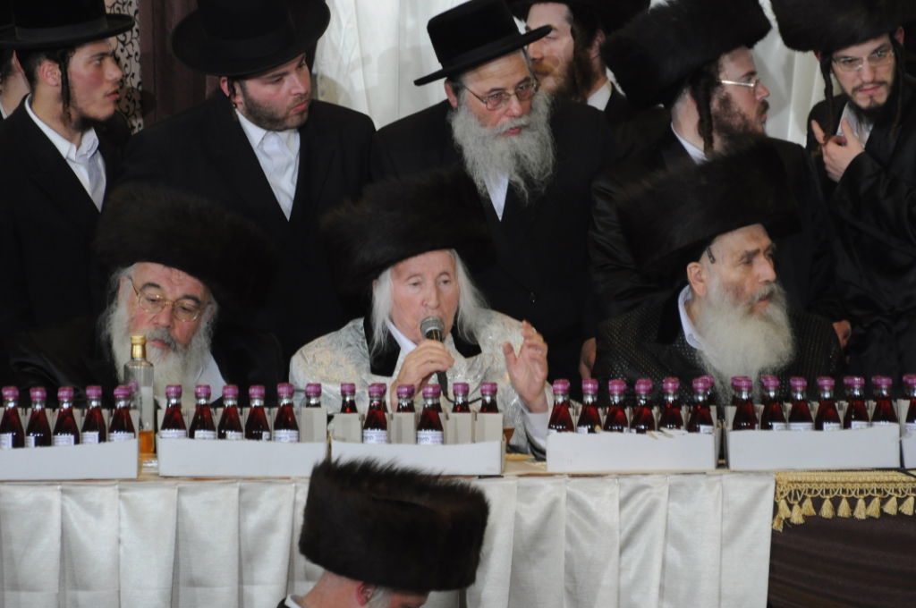 אלפים בשמחת נישואי נכדו הבכור של האדמו"ר מצאנז