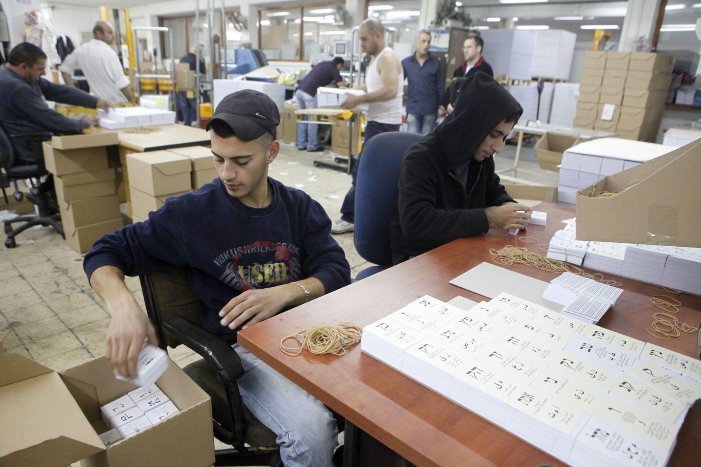 תיעוד מיוחד: כך מכינים את פתקי ההצבעה לבחירות