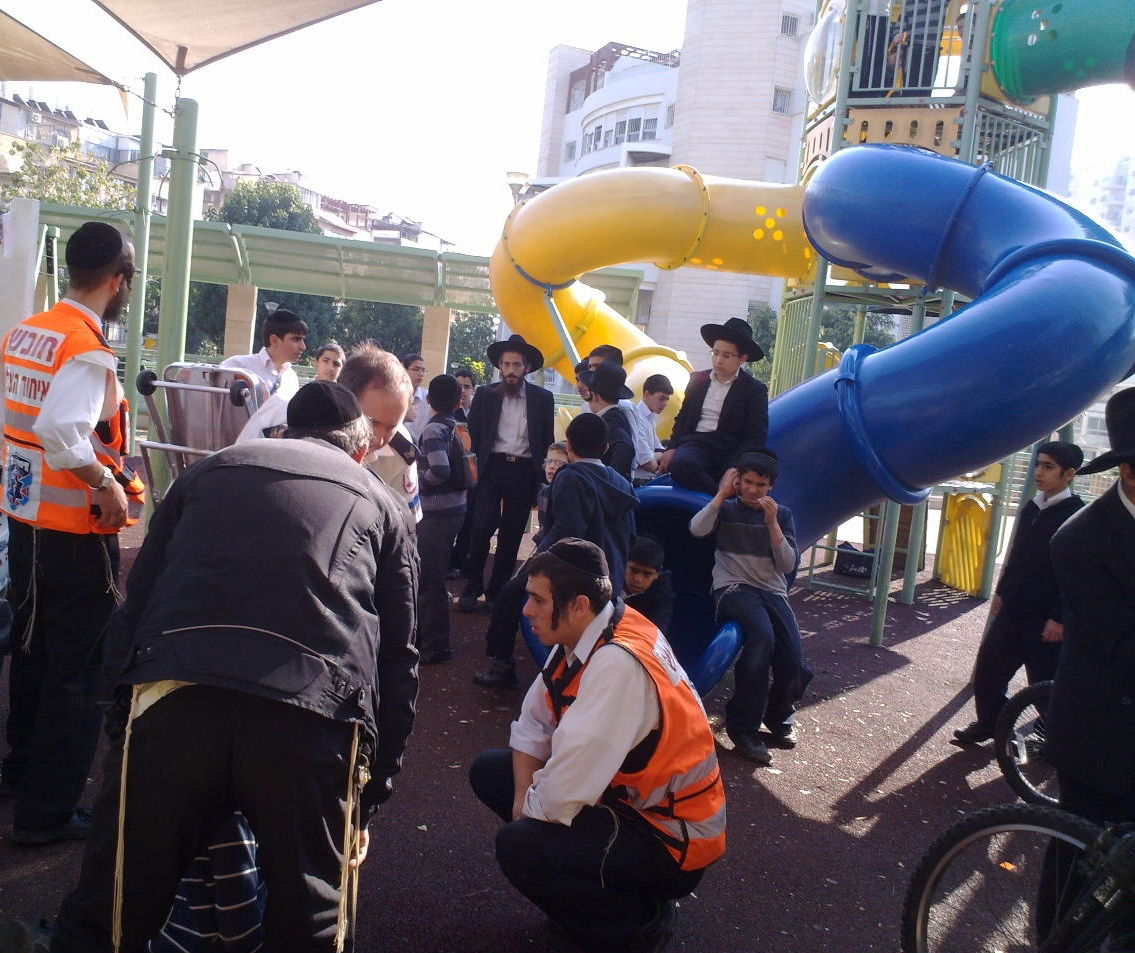 נס בבני-ברק: בן 11 נפל מגובה רב ונפצע בינוני